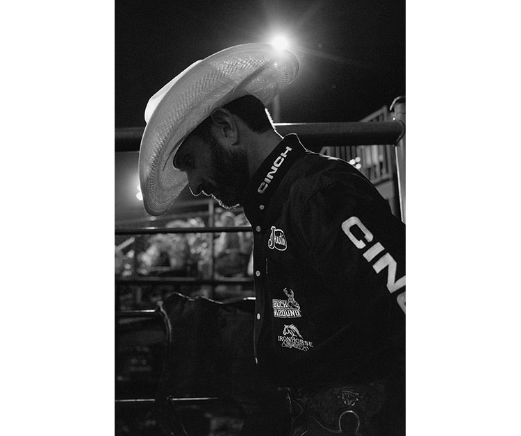 Un hombre con sombrero de vaquero en un rodeo.